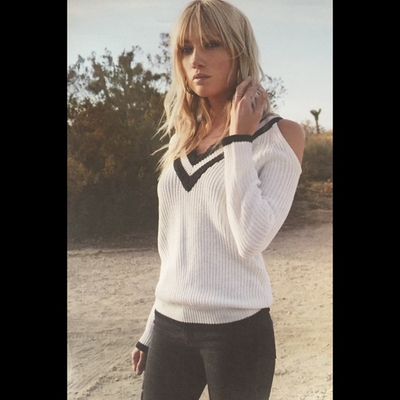 Amazingš¤Elan Cold shoulder V-neck Varsity sweater - Picture 3 of 5